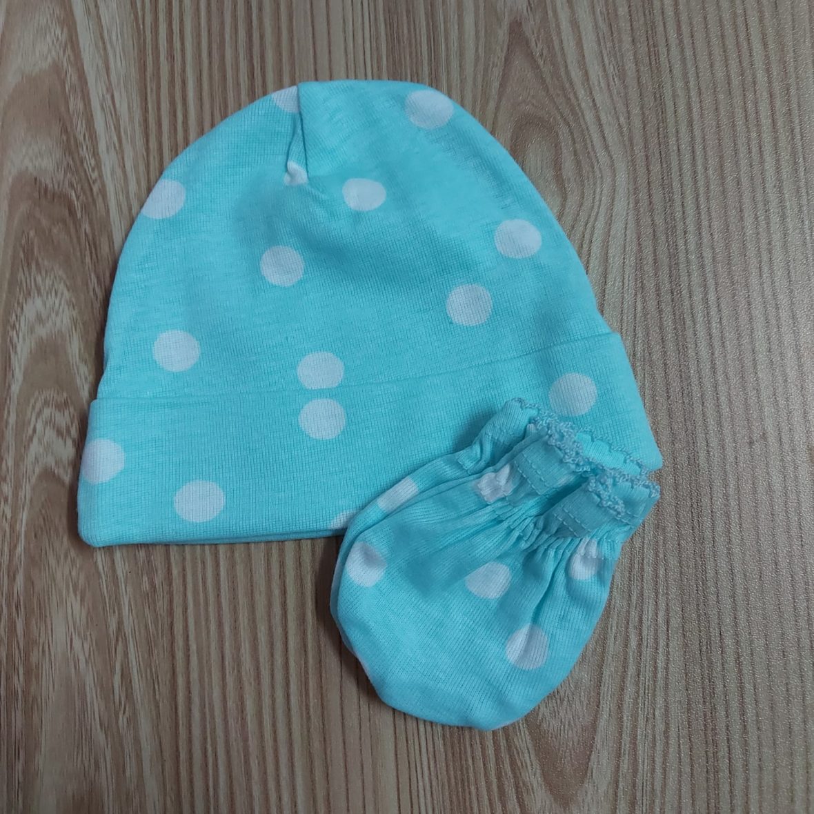 Onesie Brand Baby Girl Cap & Mitten Set – Blue/Polka Dot